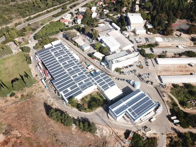 Capannoni artigianali con impianti fotovoltaici sui tetti, come quelli che cerchiamo a Macerata