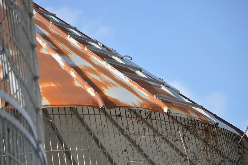 Bordo di una vecchia copertura industriale deteriorata