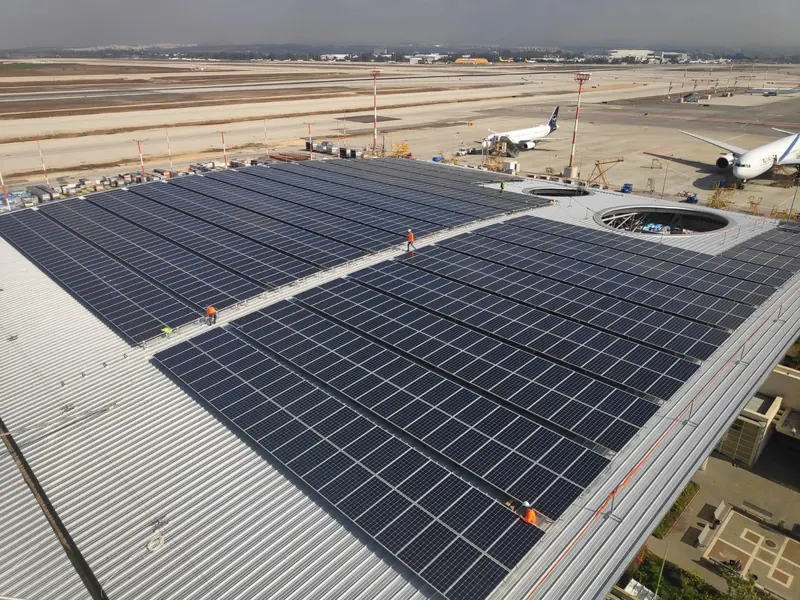 Grande copertura industriale con impianto fotovoltaico