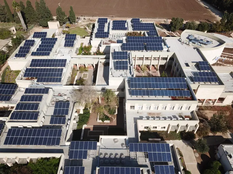 Complesso di edifici aziendali con impianti fotovoltaici sui tetti