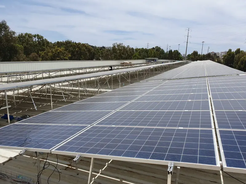 Impianto fotovoltaico su un tetto industriale, come quelli che cerchiamo a Padova
