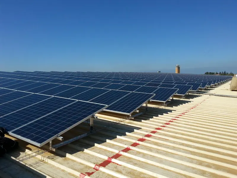 Moduli fotovoltaici in fase di montaggio su una copertura in lamiera