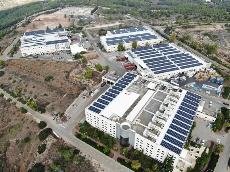 Più edifici aziendali vicini con impianti fotovoltaici sui tetti