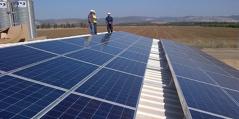 Tecnici al lavoro su una copertura con moduli fotovoltaici