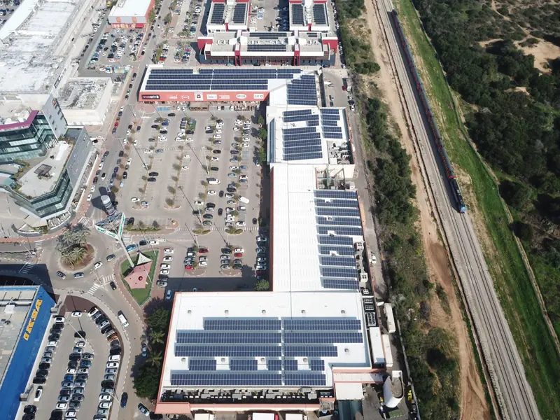 Grandi superfici commerciali e depositi con impianti fotovoltaici sui tetti