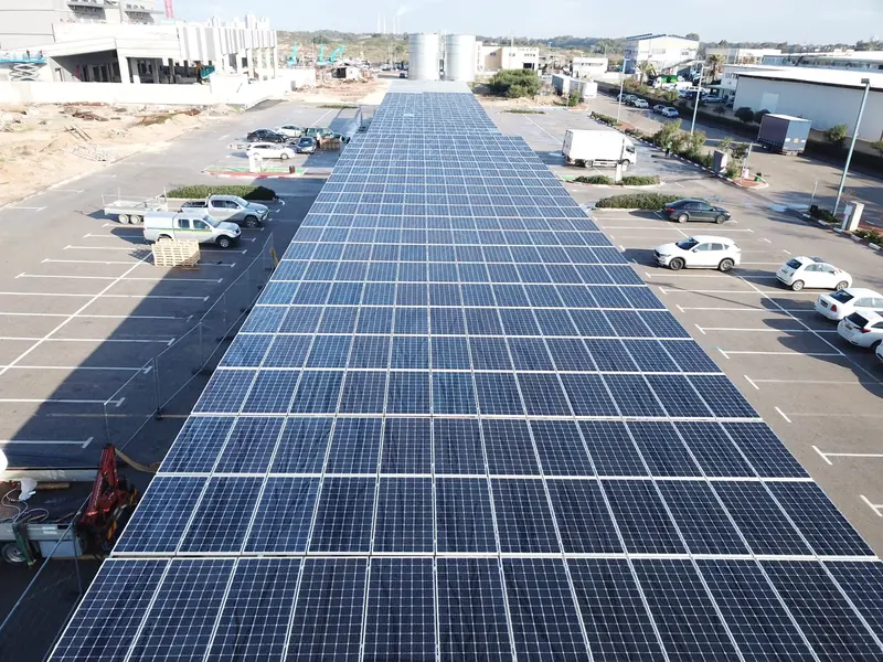 Tetto di un capannone interamente coperto di pannelli fotovoltaici