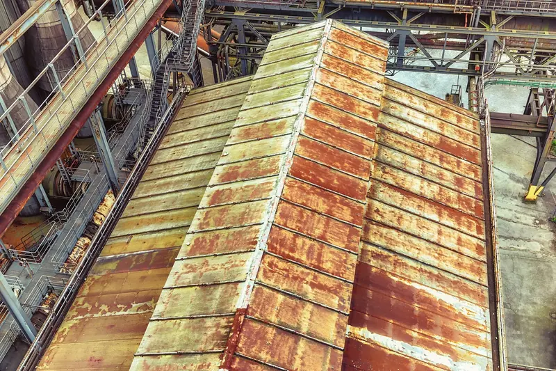 Copertura industriale ossidata e da rifare, vista dall’alto
